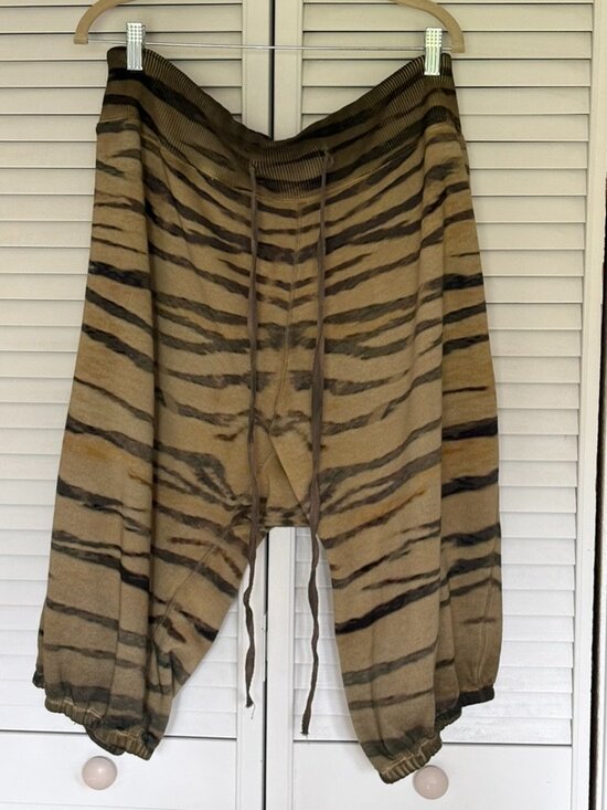 Magnolia Pearl Tiger Capri La Jolla Joggers, Big Cat OS - Picture 4 of 10